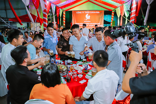 sukavina-tung-bung-khai-truong-chi-nhanh-moi-chang-duong-6-nam-vuon-minh3.jpg (300 KB)